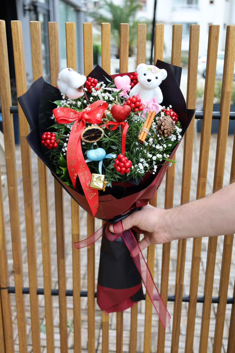 KIRMIZI BUKET KAĞIDINDA AYICIK KOKİNA BUKETİ