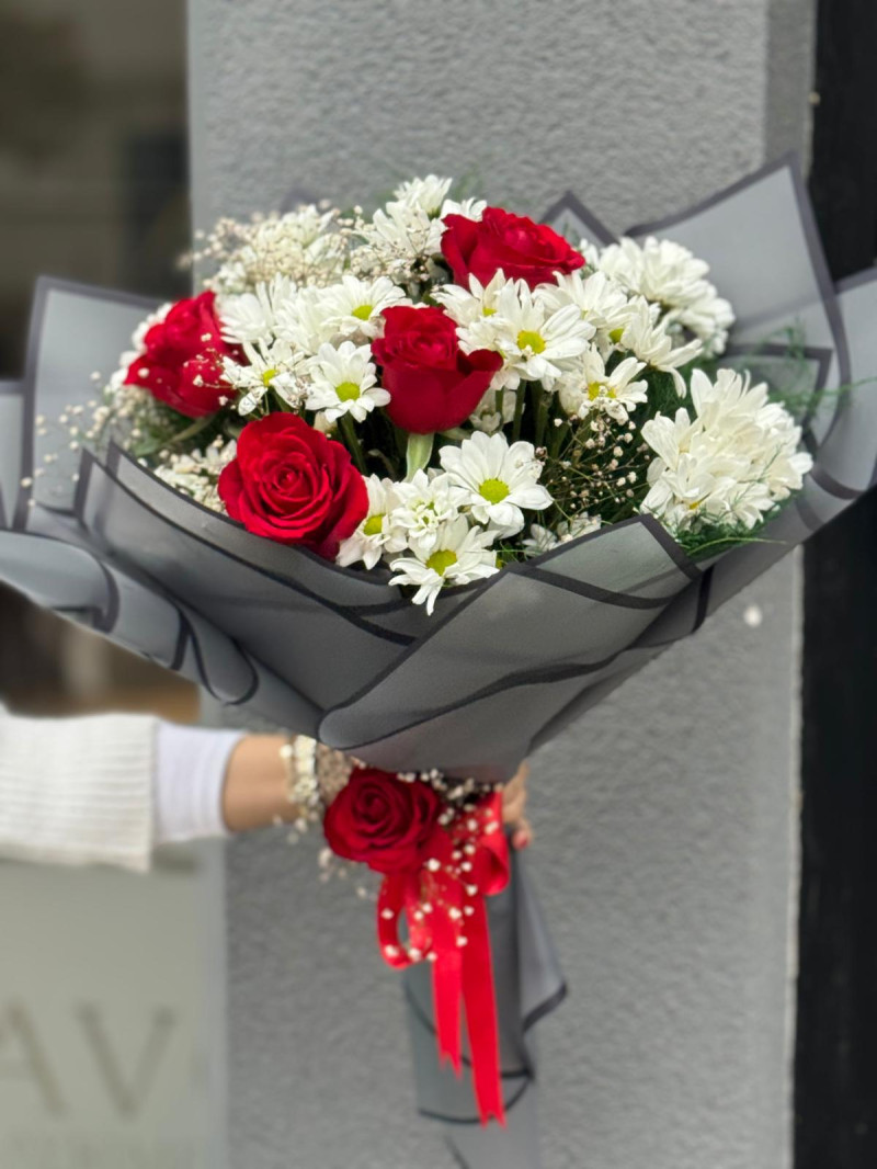 XL SİYAH KAĞITLI PAPATYA & GÜL BUKETİ