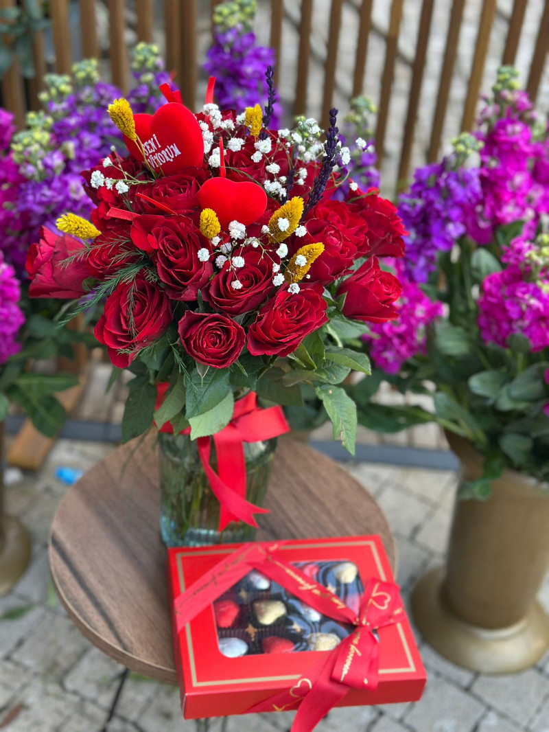 15 KIRMIZI GÜL VAZODA ÇİKOLATA