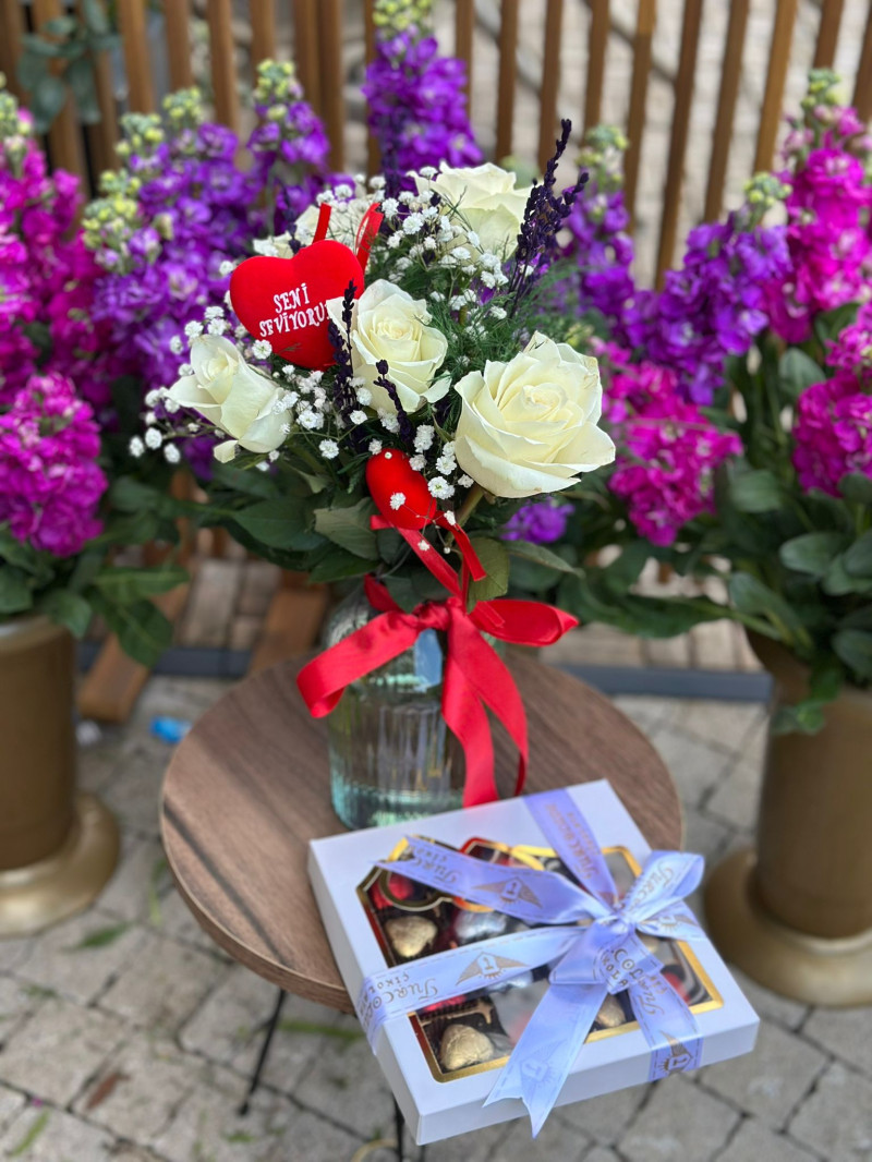 VAZODA 5 BEYAZ GÜL ÇİKOLATA