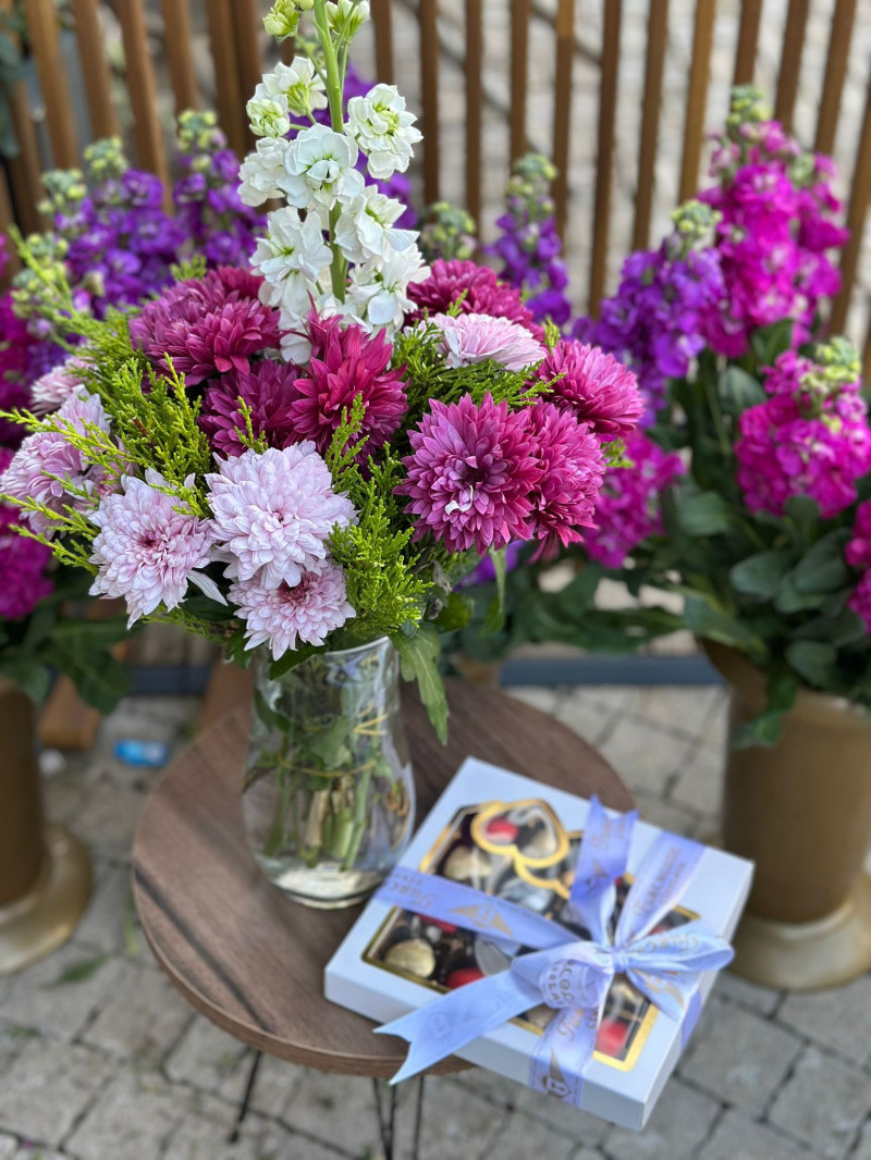 VAZODA KARIŞIK ÇİÇEK ÇİKOLATA