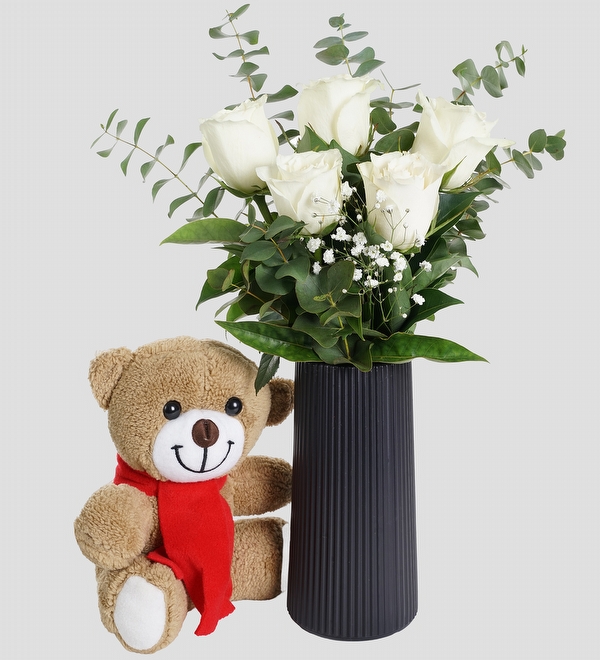 Siyah Vazoda Beyaz Güller ve Ayıcık
